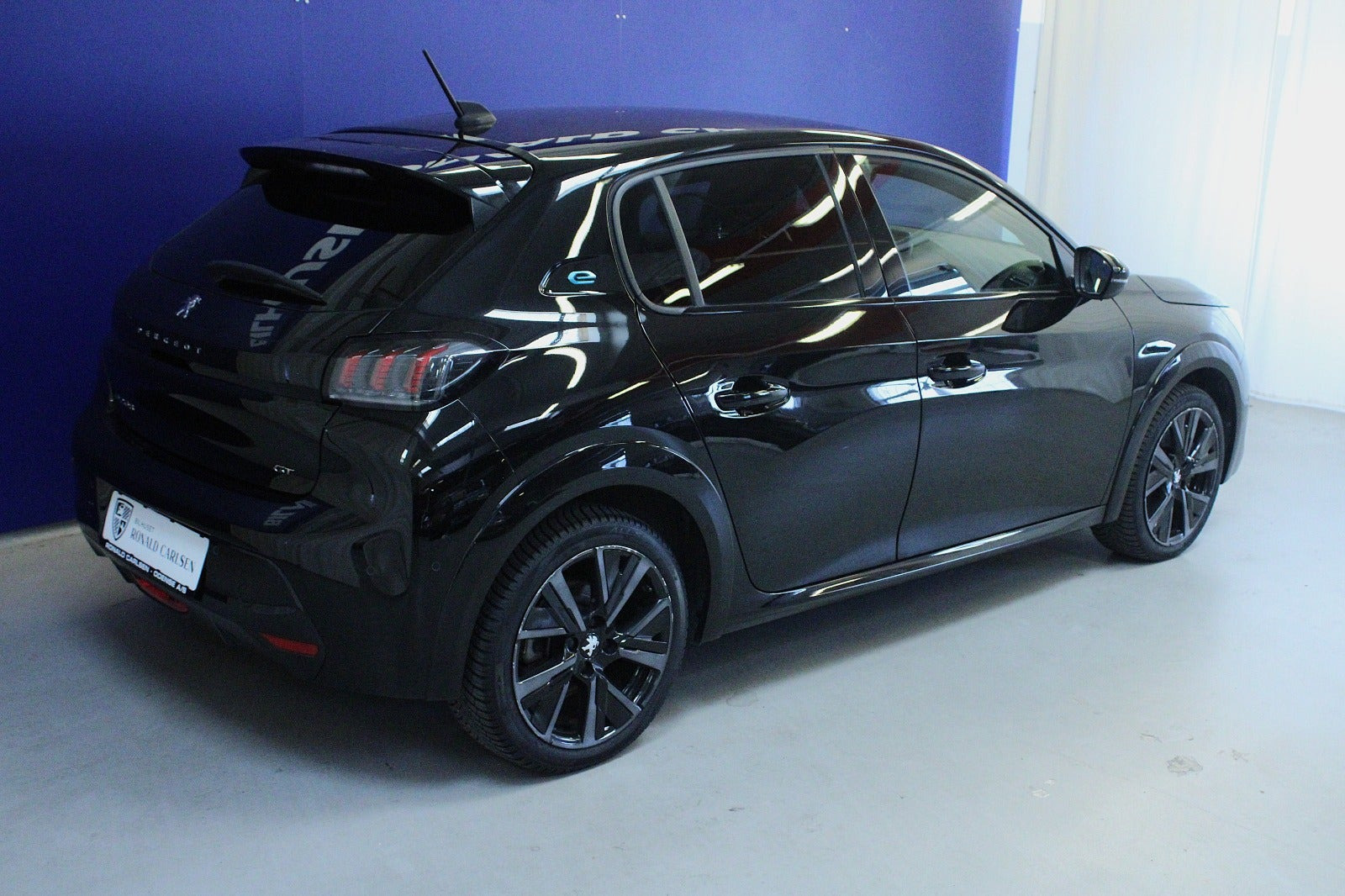 Sort Peugeot e-208 fra 2023