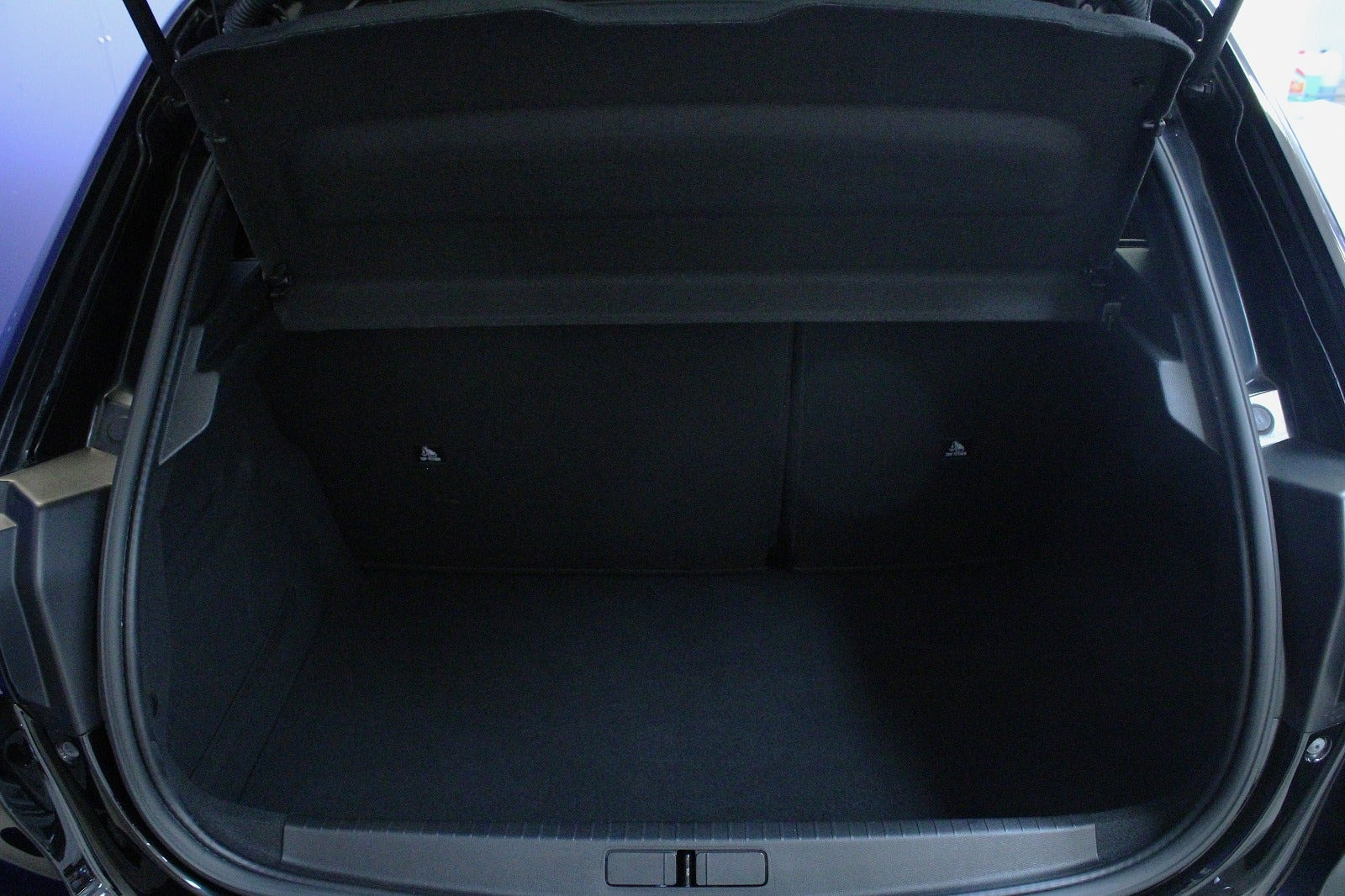 Sort Peugeot e-208 fra 2023