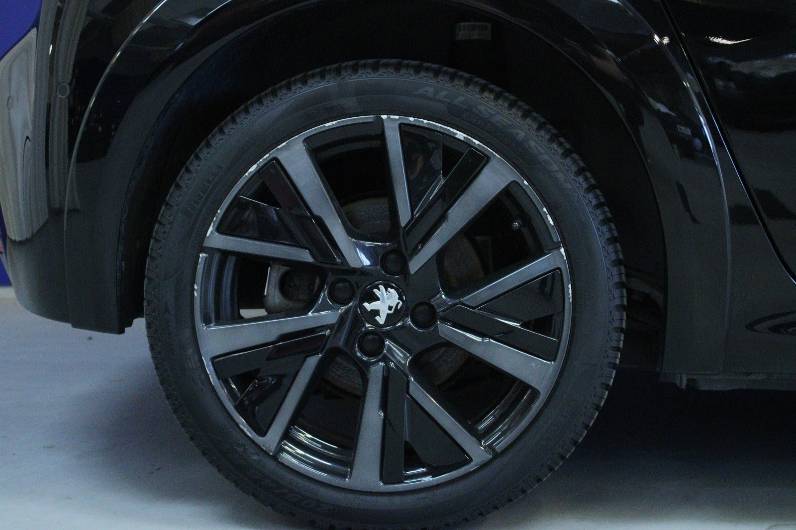 Sort Peugeot e-208 fra 2023
