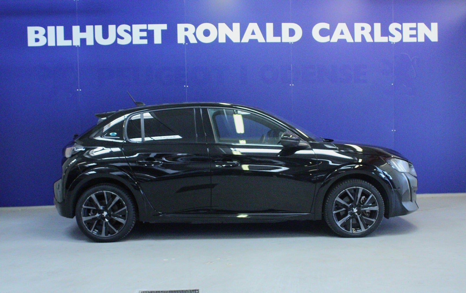 Sort Peugeot e-208 fra 2023