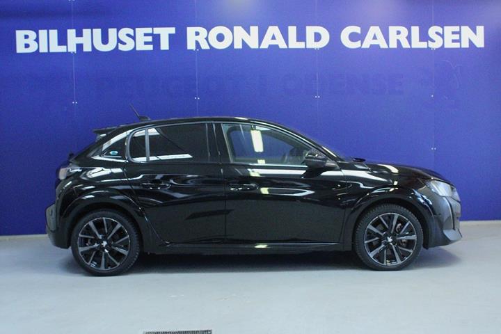 Sort Peugeot e-208 fra 2023
