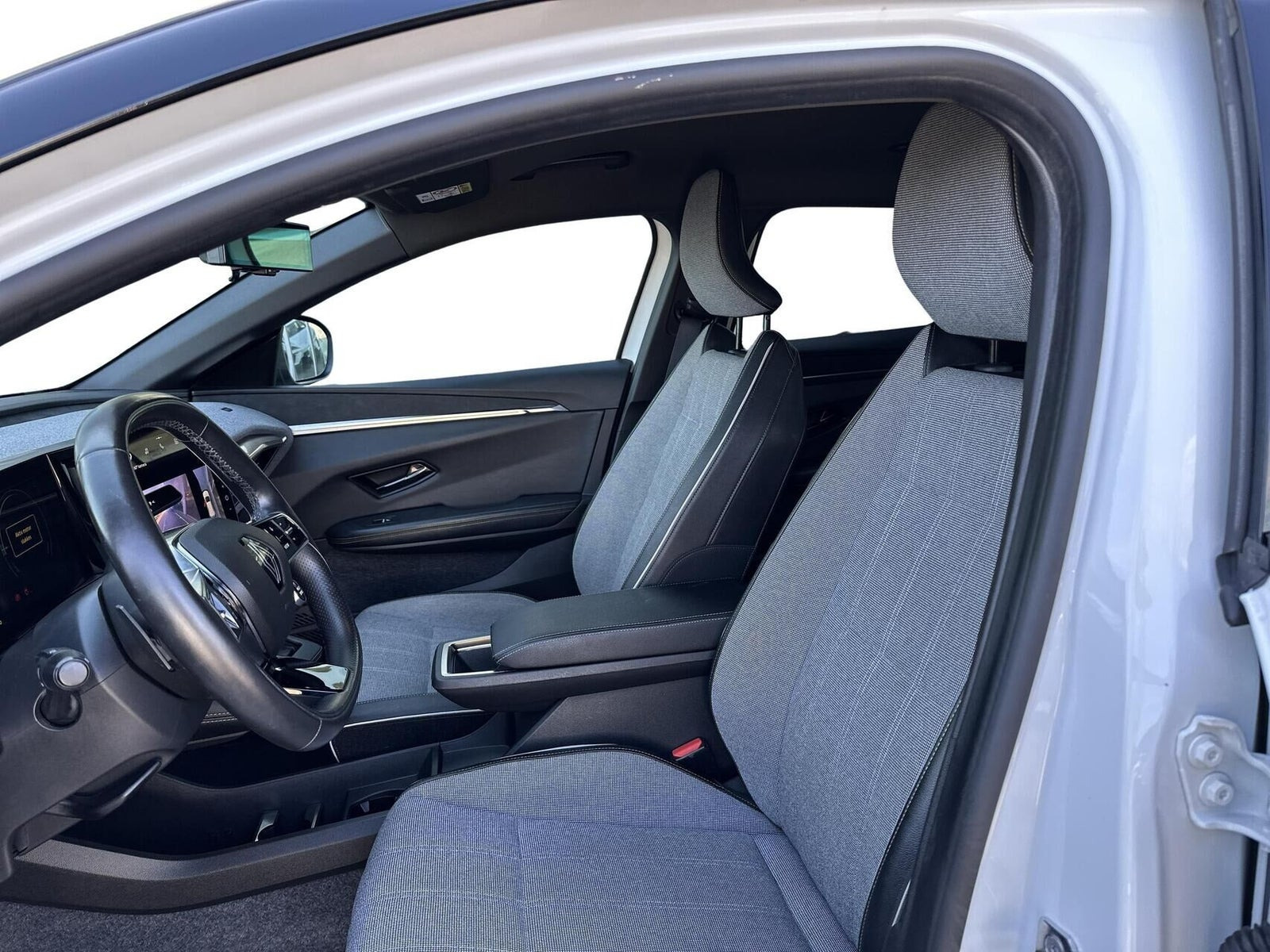 Hvid Renault Megane E-Tech fra 2022