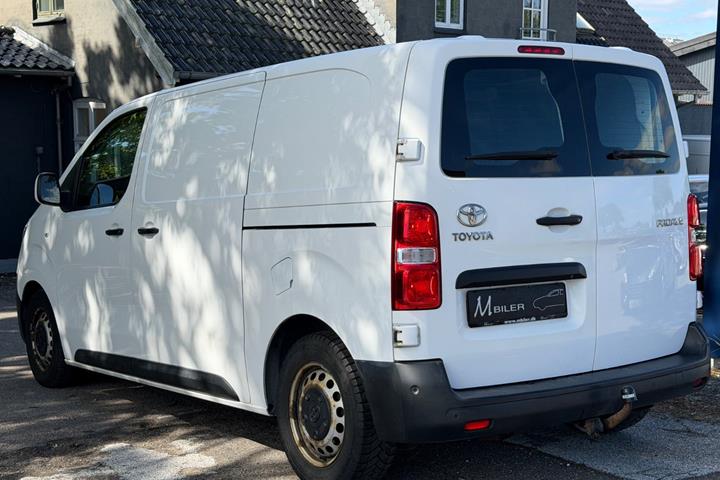 Hvid Toyota ProAce fra 2018