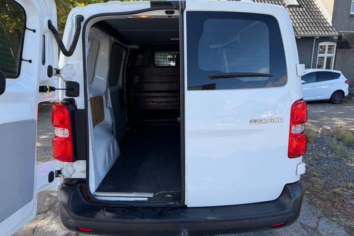 Hvid Toyota ProAce fra 2018
