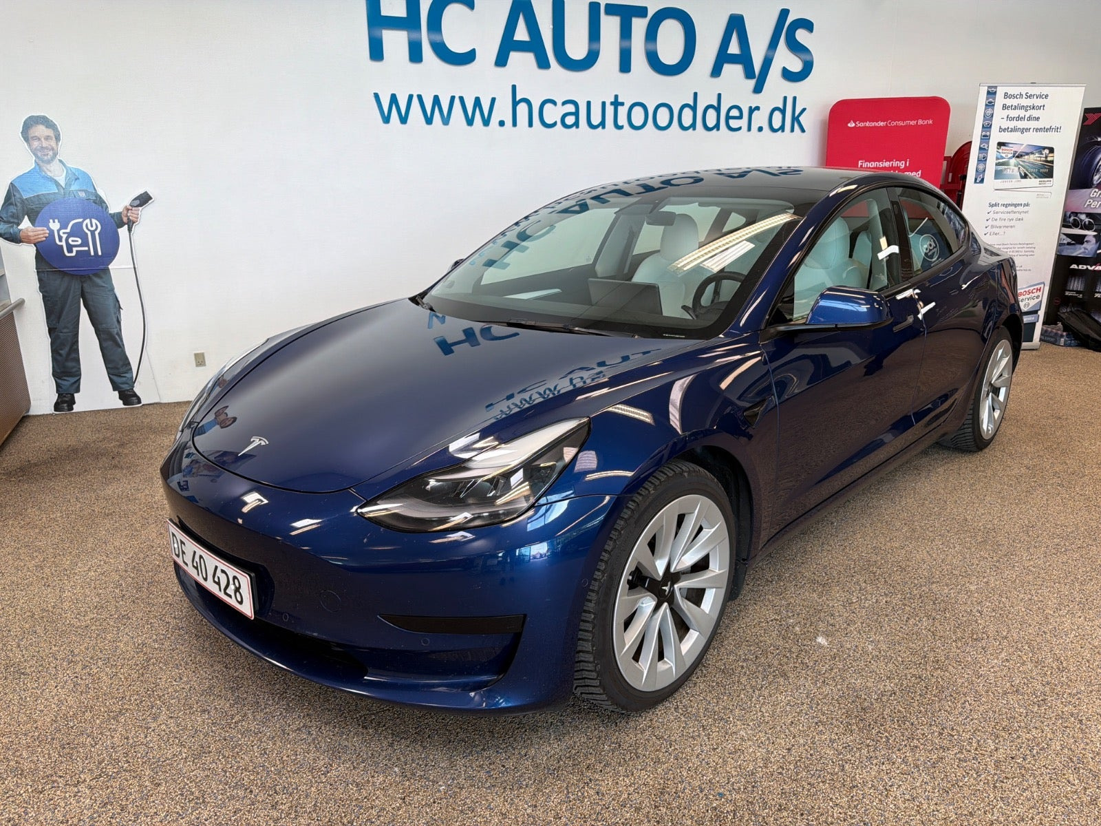 Blå Tesla Model 3 fra 2021