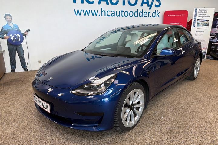 Blå Tesla Model 3 fra 2021