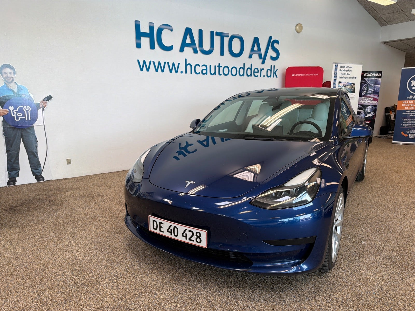 Blå Tesla Model 3 fra 2021