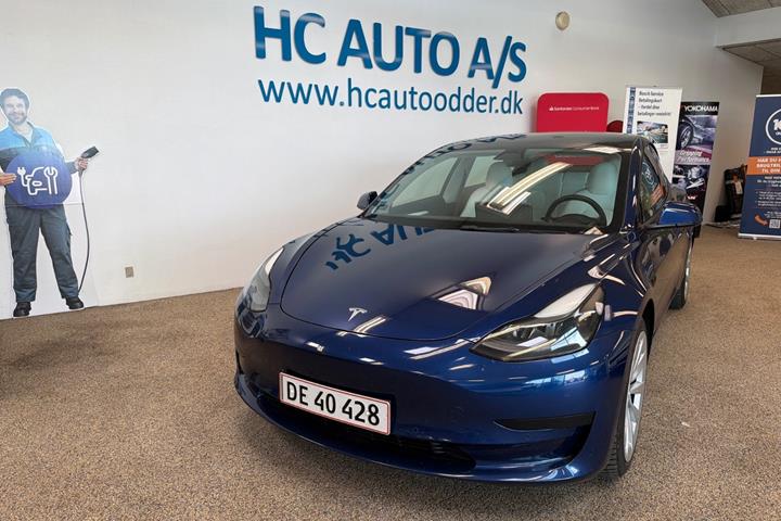 Blå Tesla Model 3 fra 2021