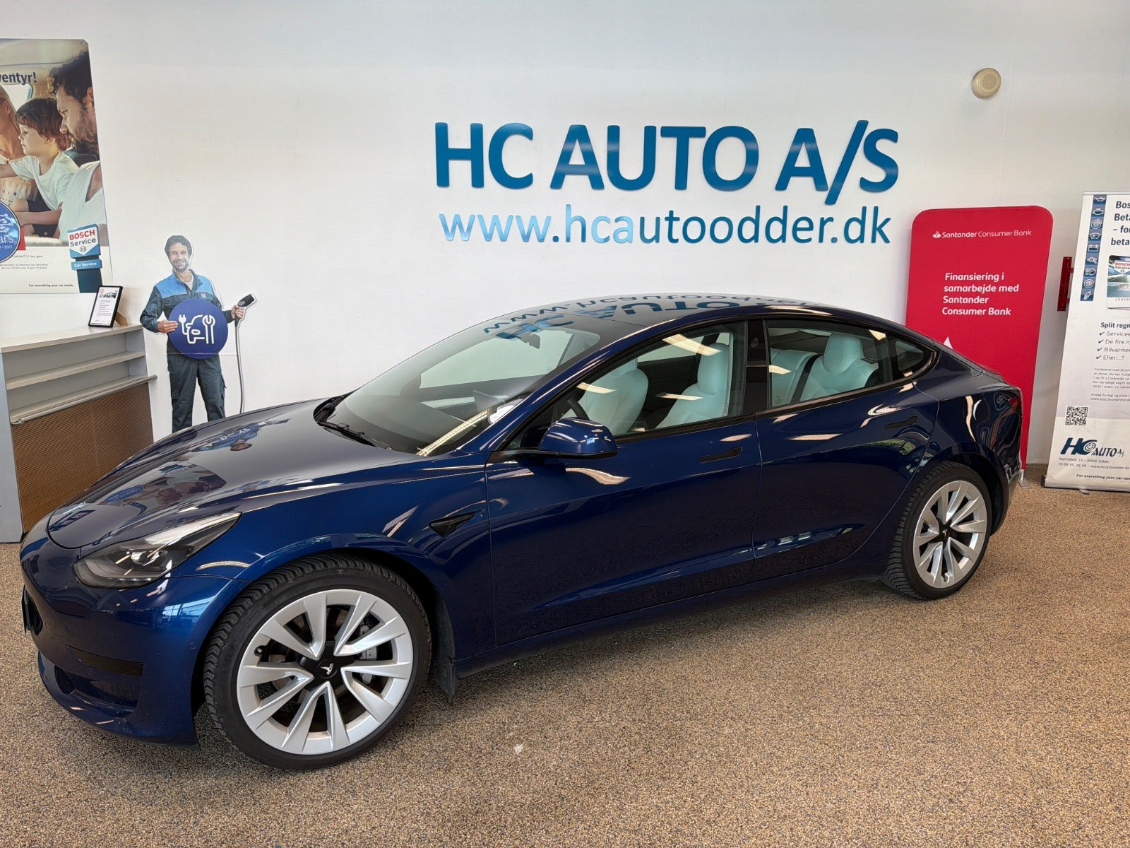 Blå Tesla Model 3 fra 2021