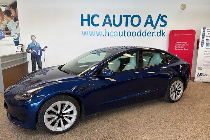 Blå Tesla Model 3 fra 2021