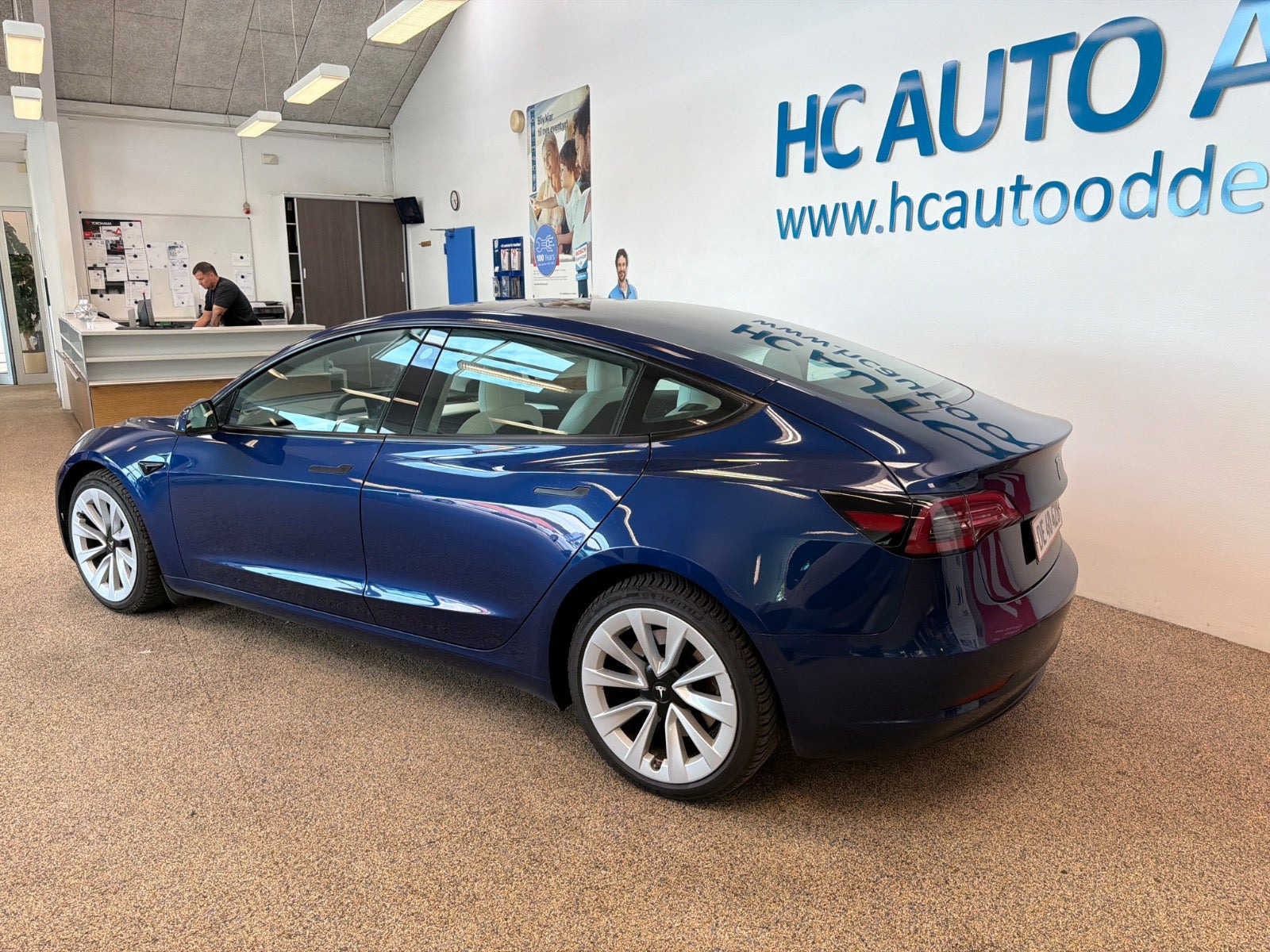 Blå Tesla Model 3 fra 2021