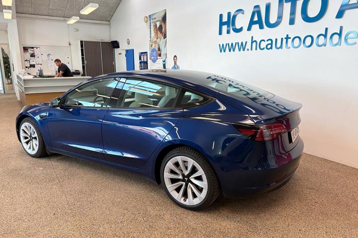 Blå Tesla Model 3 fra 2021