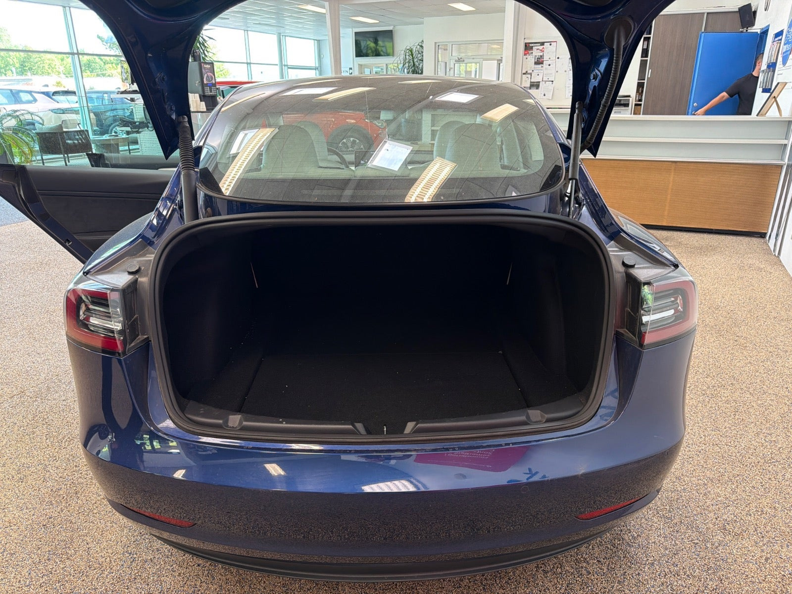 Blå Tesla Model 3 fra 2021