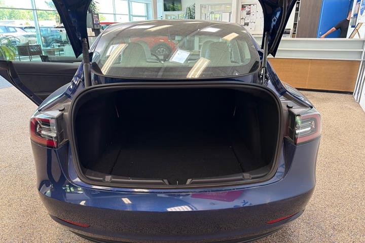 Blå Tesla Model 3 fra 2021
