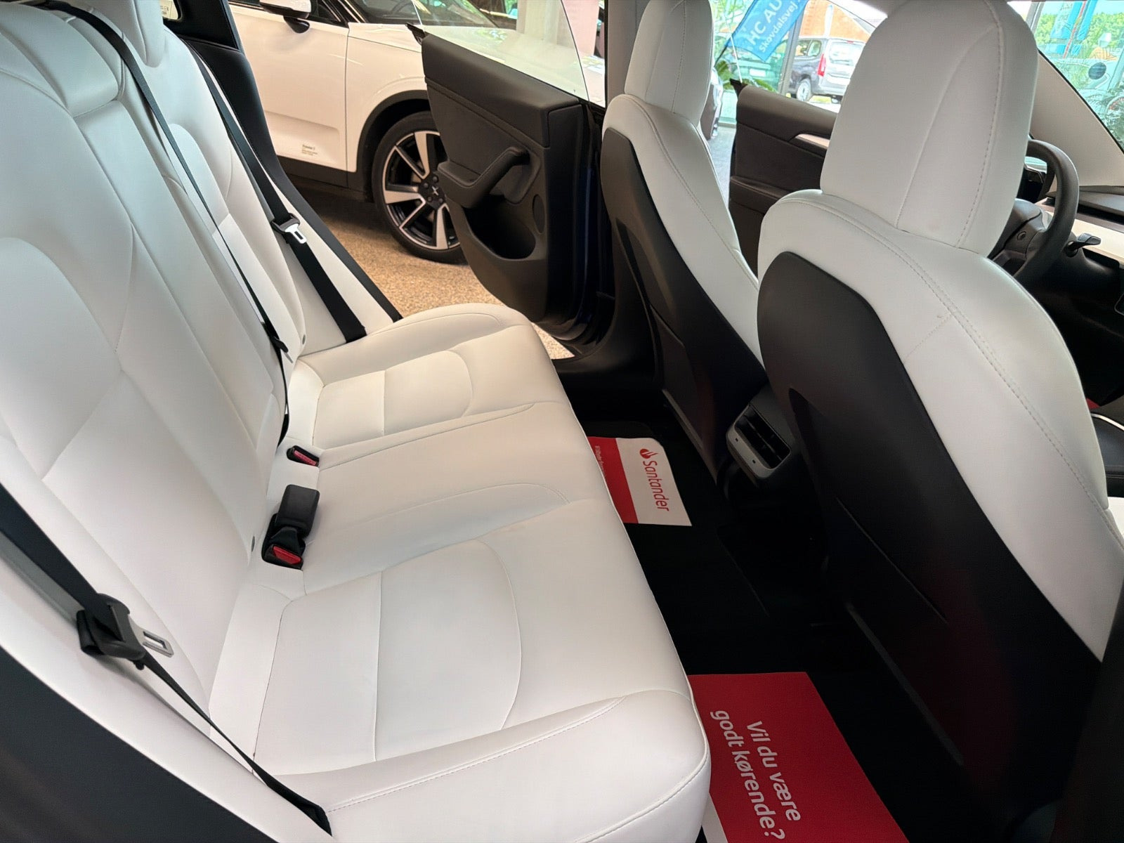 Blå Tesla Model 3 fra 2021