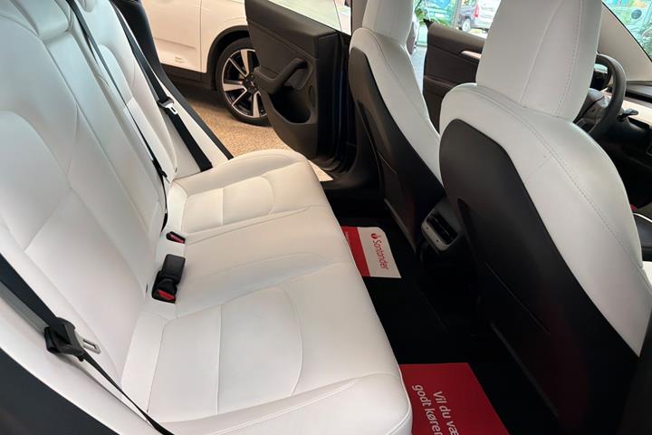 Blå Tesla Model 3 fra 2021