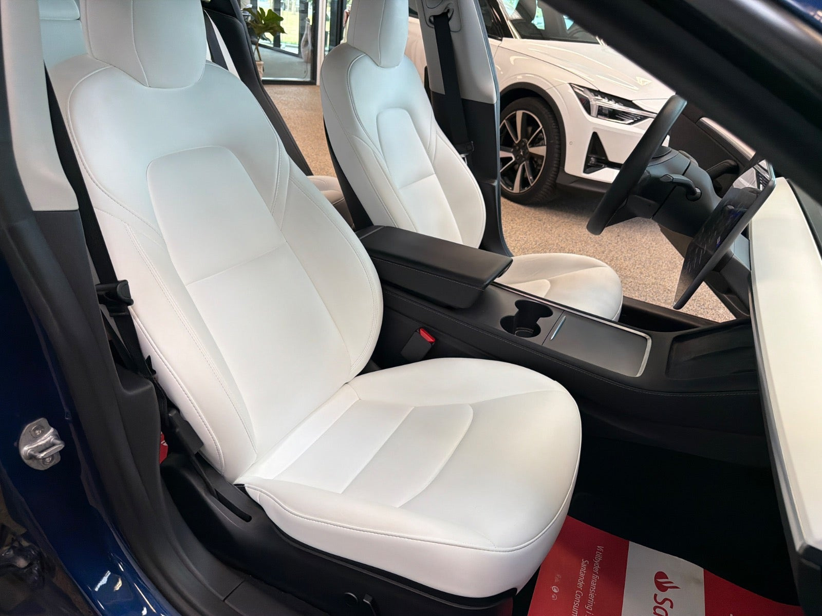 Blå Tesla Model 3 fra 2021