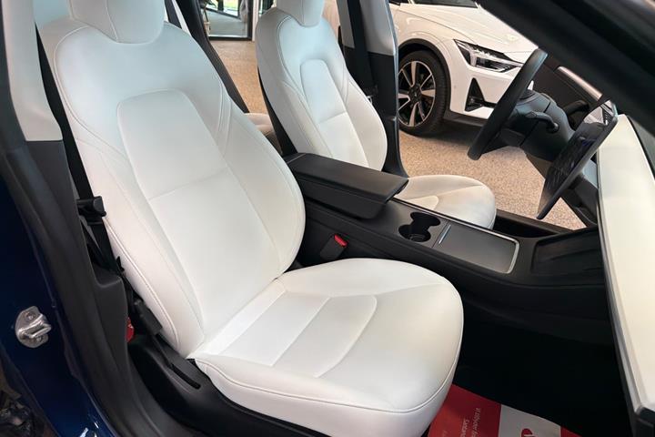 Blå Tesla Model 3 fra 2021
