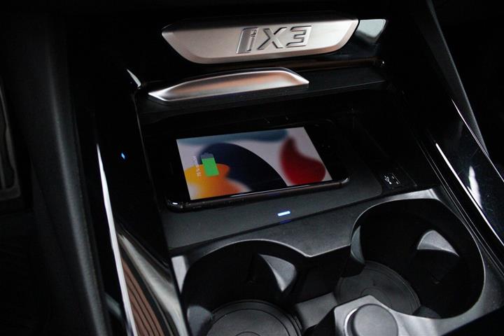 Orange BMW iX3 fra 2023