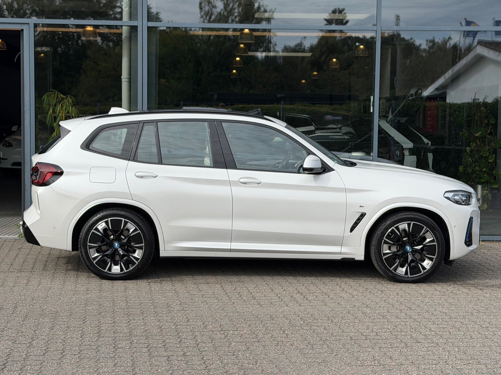 Hvid BMW iX3 fra 2023