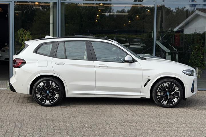 Hvid BMW iX3 fra 2023