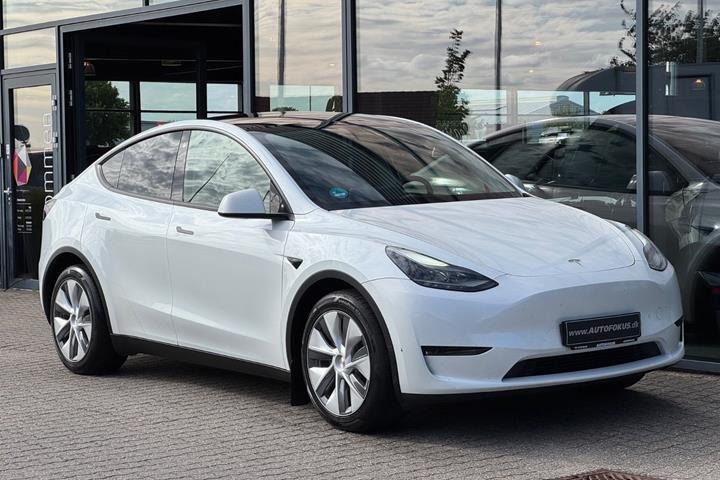 Hvid Tesla Model Y fra 2023