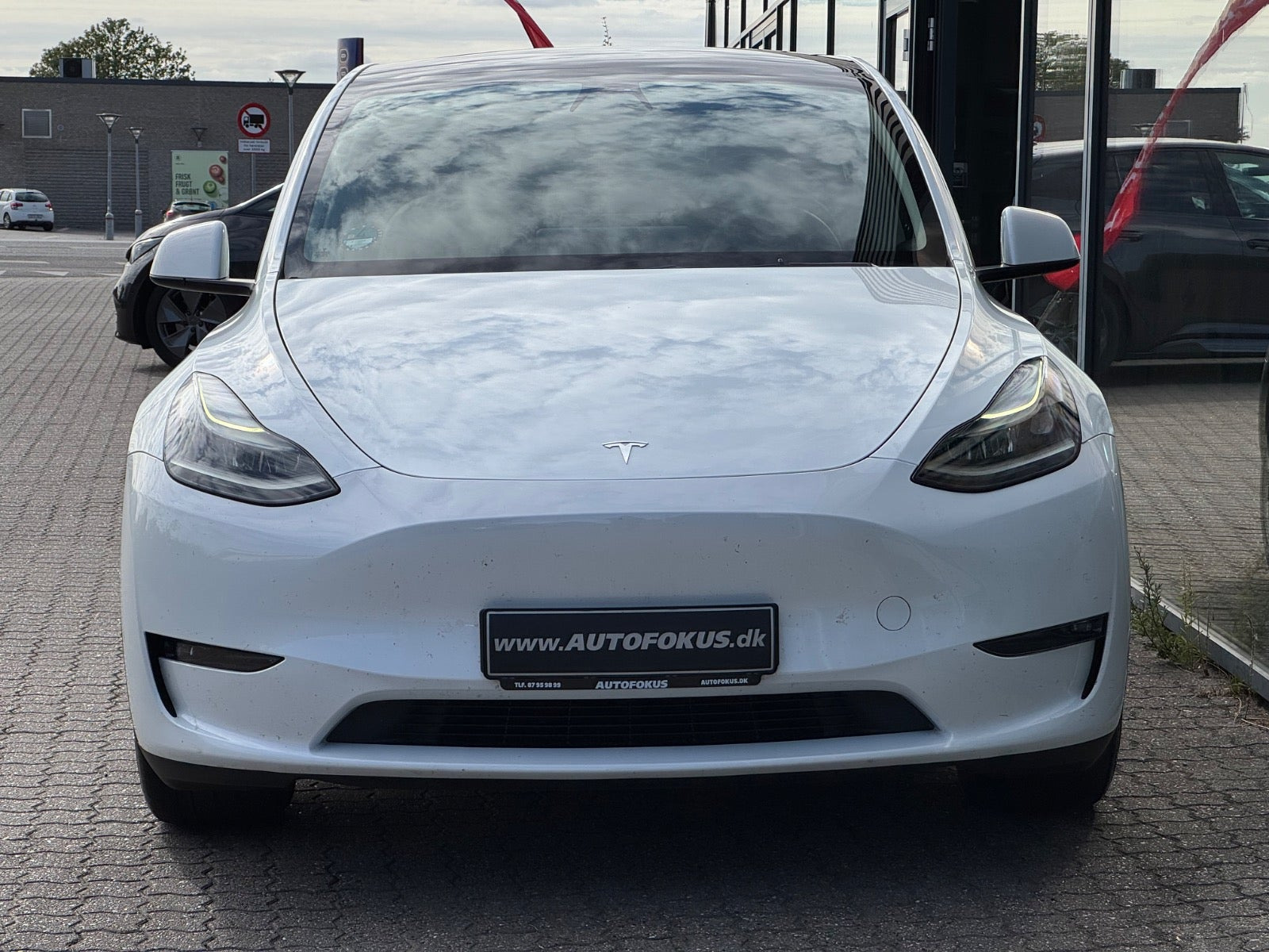 Hvid Tesla Model Y fra 2023