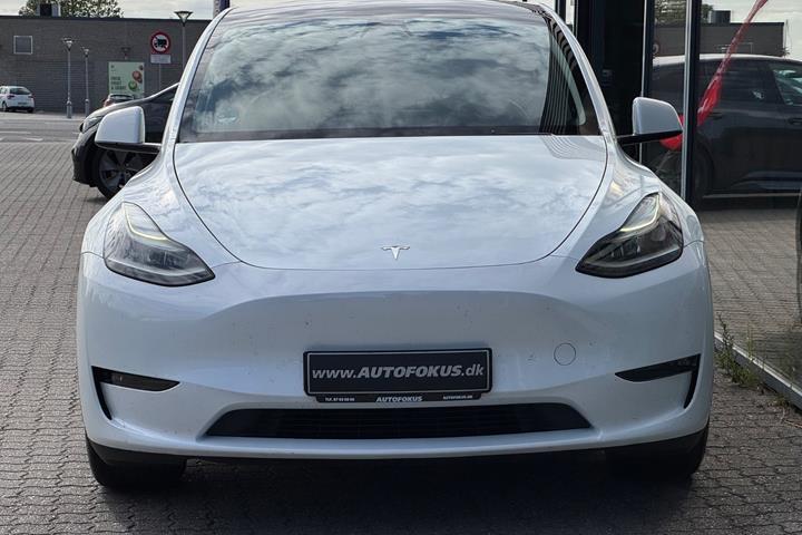 Hvid Tesla Model Y fra 2023