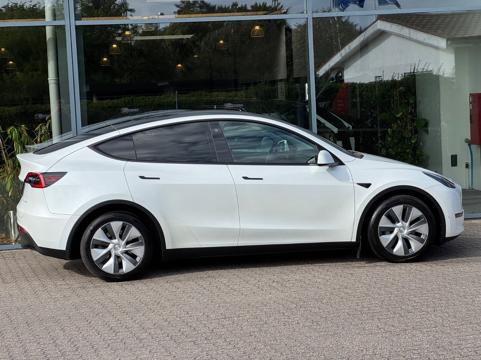 Hvid Tesla Model Y fra 2023