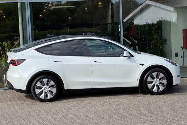 Hvid Tesla Model Y fra 2023