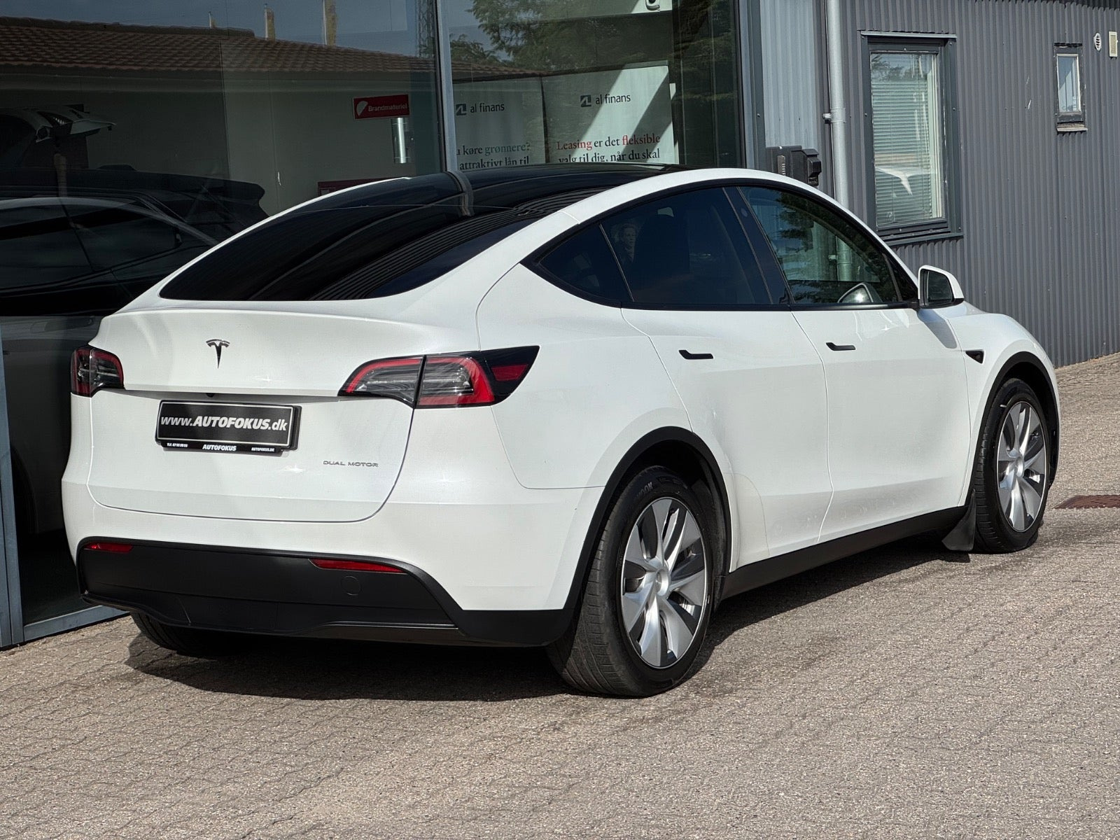 Hvid Tesla Model Y fra 2023