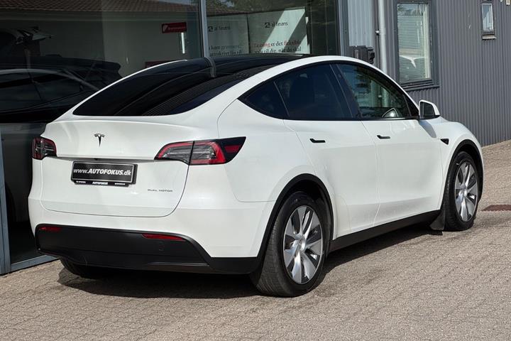 Hvid Tesla Model Y fra 2023