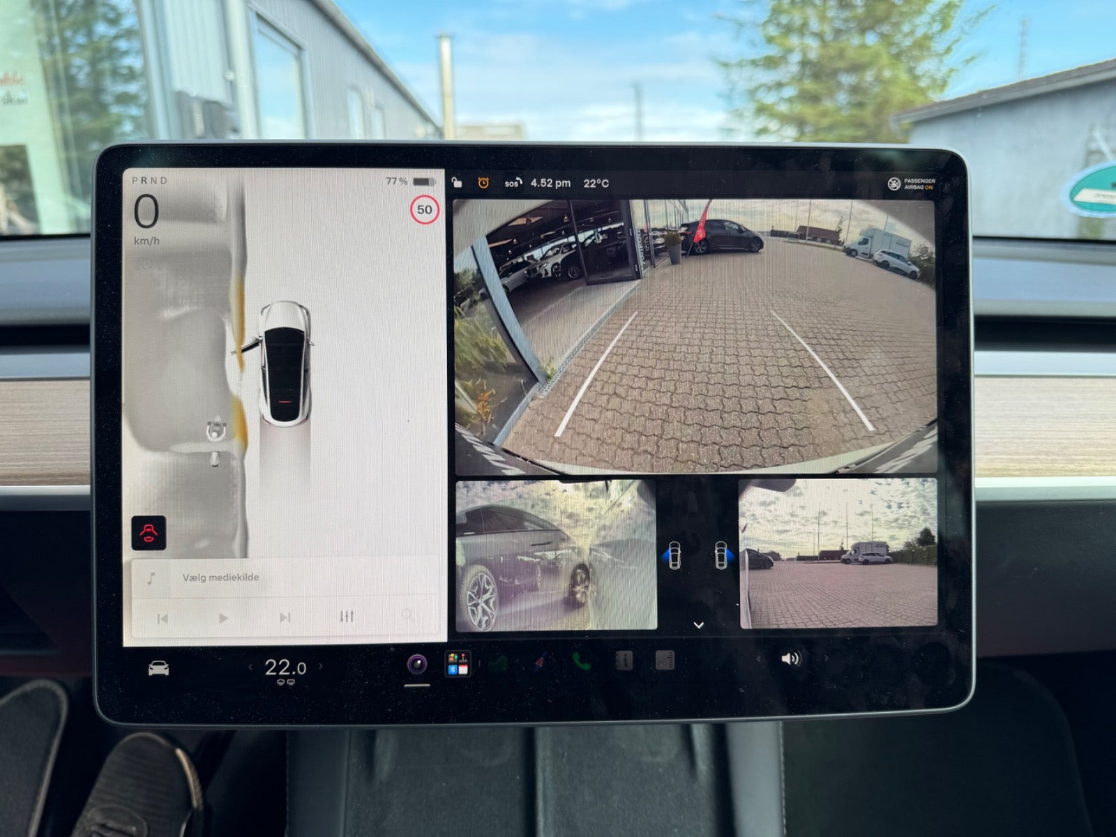 Hvid Tesla Model Y fra 2023