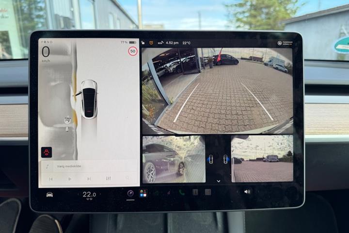 Hvid Tesla Model Y fra 2023