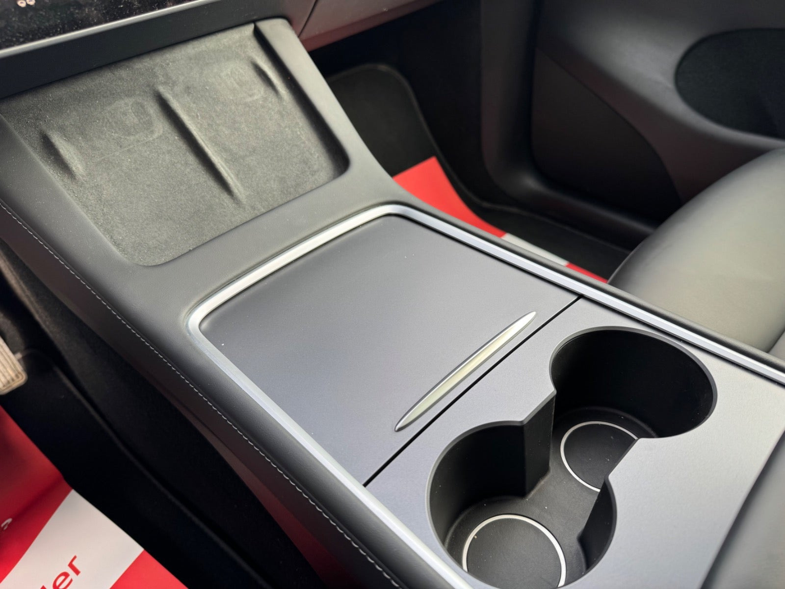 Hvid Tesla Model Y fra 2023