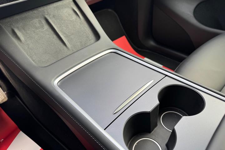 Hvid Tesla Model Y fra 2023