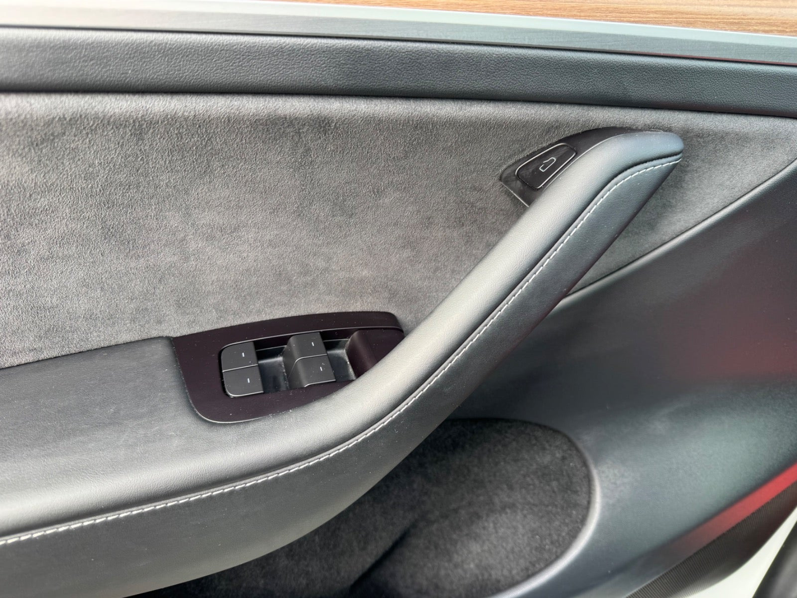 Hvid Tesla Model Y fra 2023