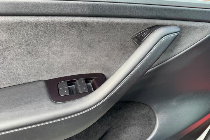 Hvid Tesla Model Y fra 2023