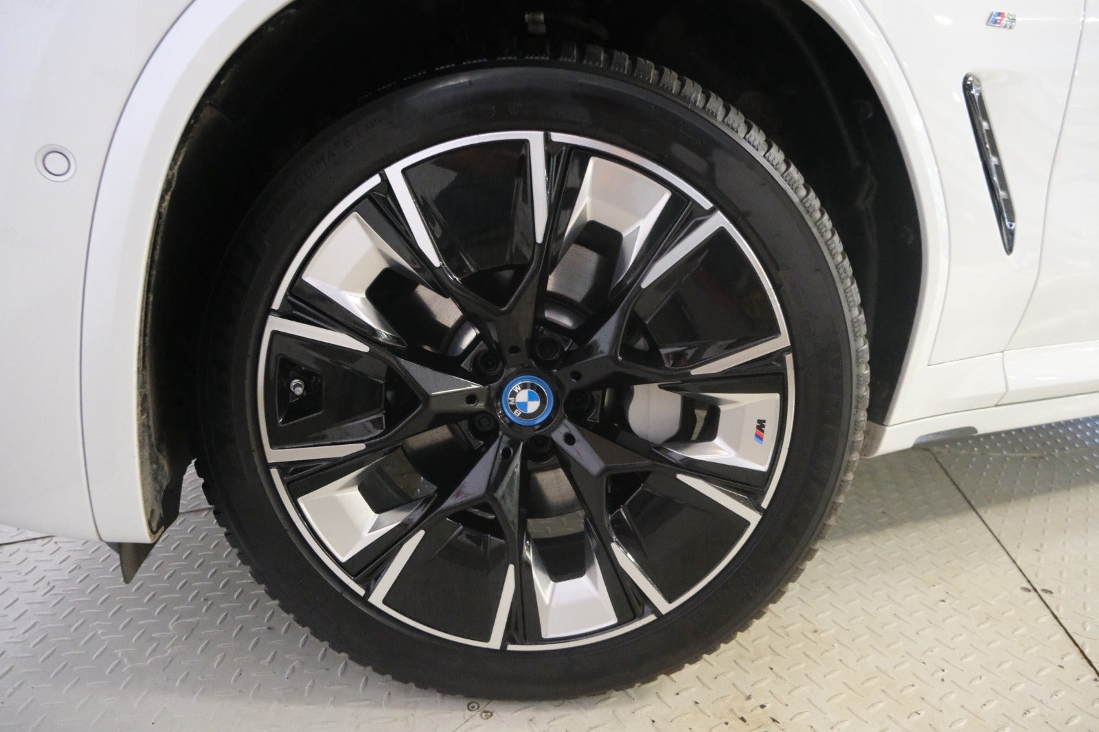 Hvid BMW iX3 fra 2023