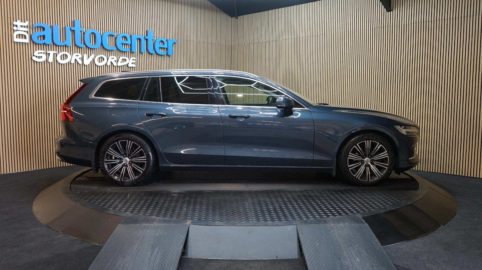 Blå Volvo V60 fra 2019
