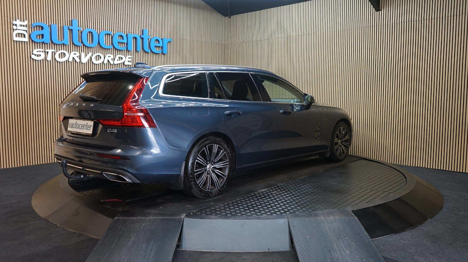 Blå Volvo V60 fra 2019