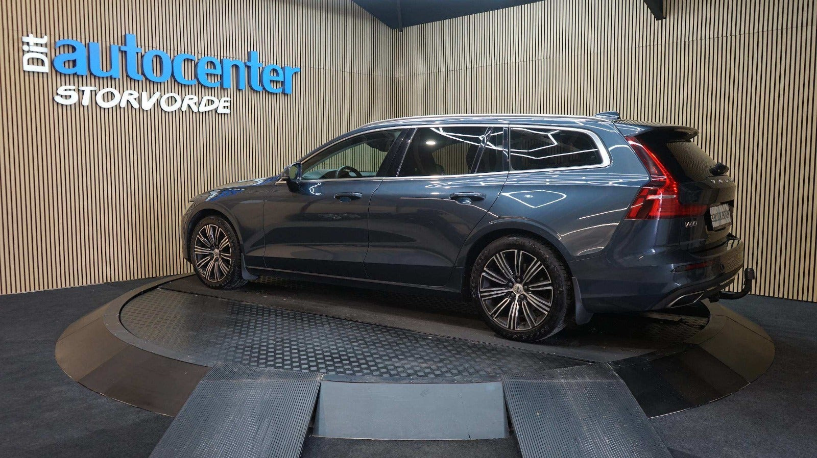 Blå Volvo V60 fra 2019