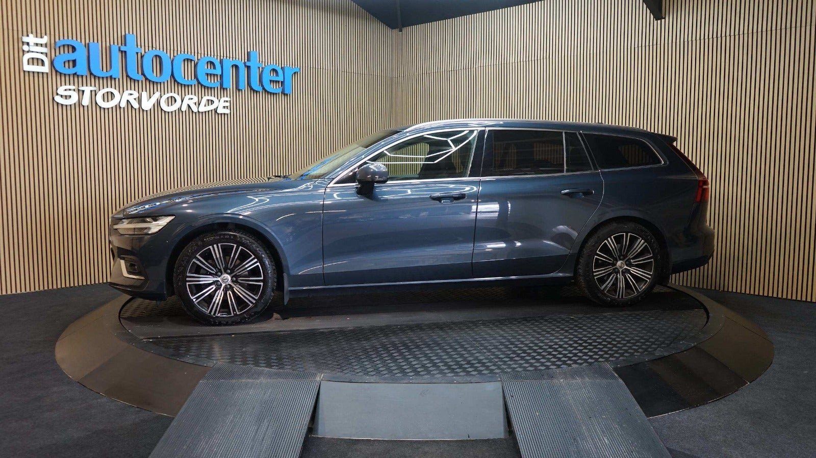 Blå Volvo V60 fra 2019