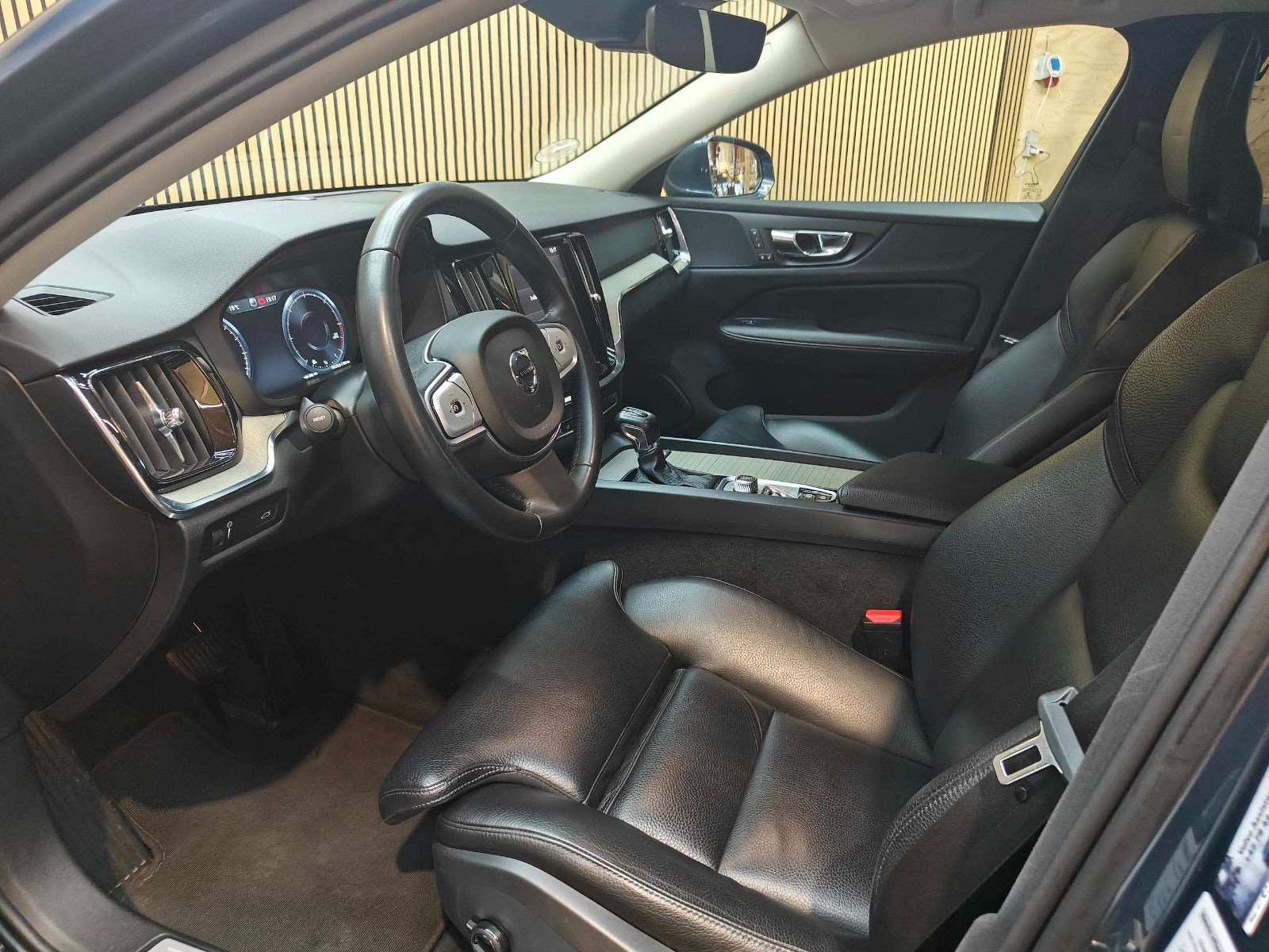 Blå Volvo V60 fra 2019