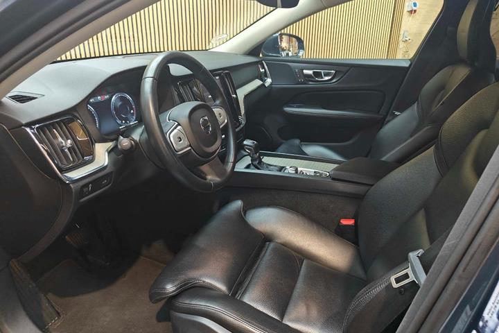 Blå Volvo V60 fra 2019