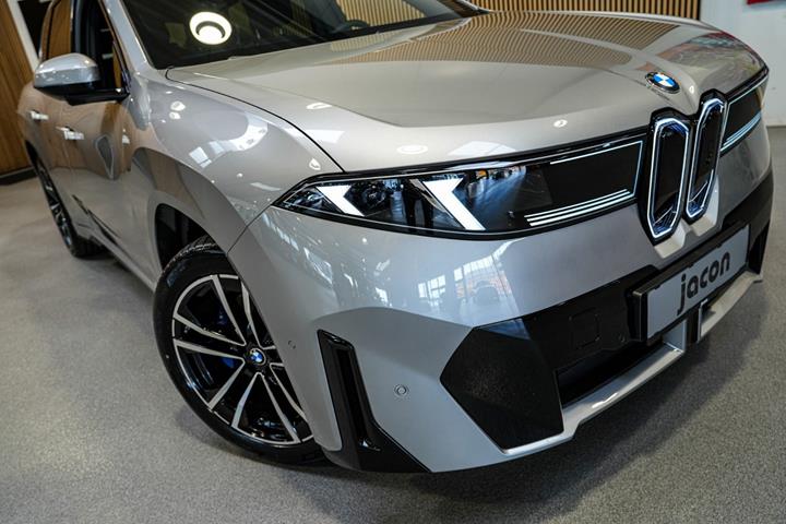 Sølv BMW iX3 fra 2026
