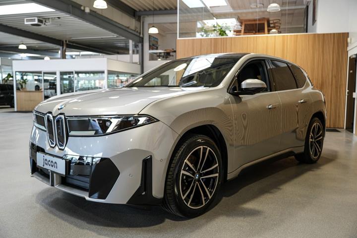Sølv BMW iX3 fra 2026