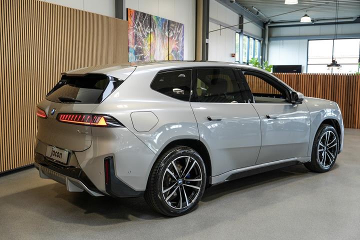 Sølv BMW iX3 fra 2026