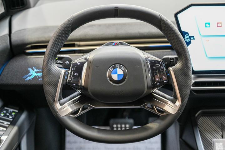 Sølv BMW iX3 fra 2026