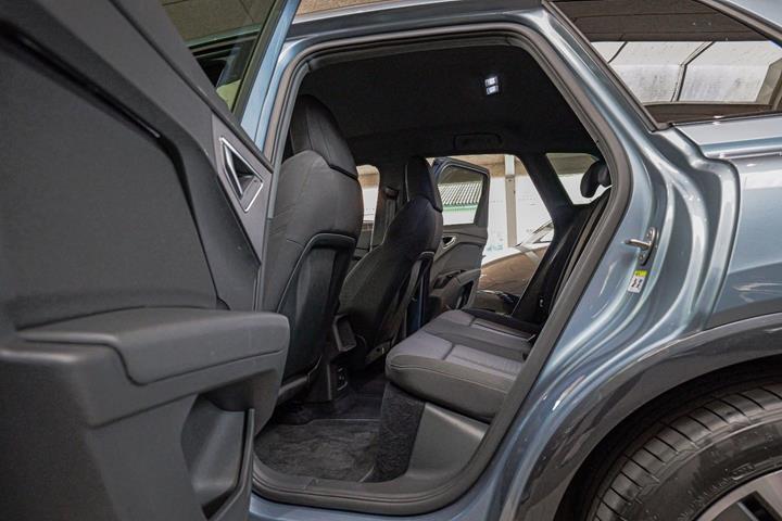 Blå Audi Q4 e-tron fra 2022